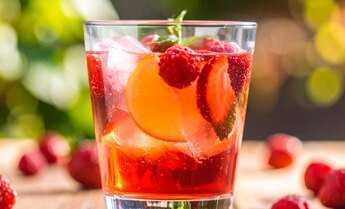 Alcohol-free red fruit caipirinha: a stylish way to toast summer!