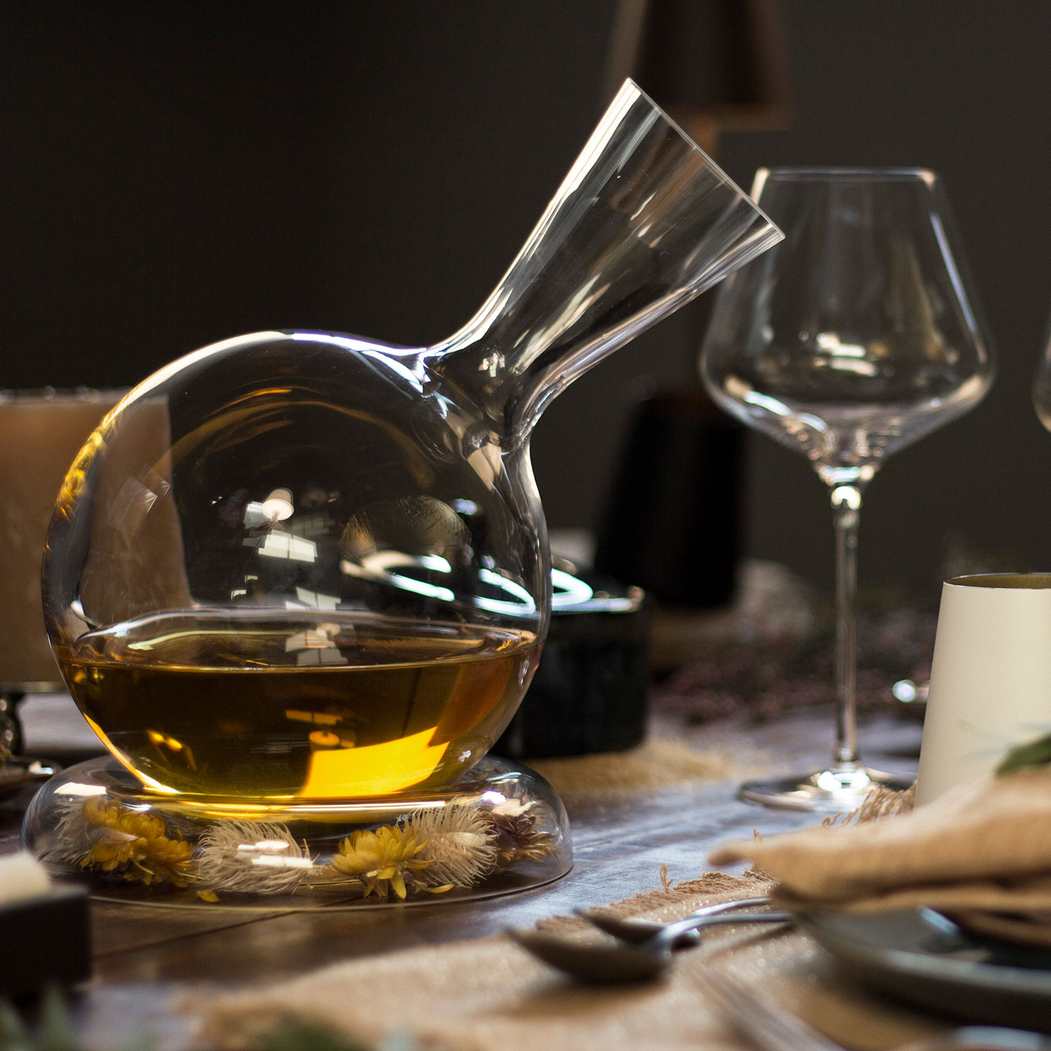 Decanter Earth Vulkanos 750ml em vidro cristalino, forma esférica e base anelar - Stölzle Lausitz - 4012632109033